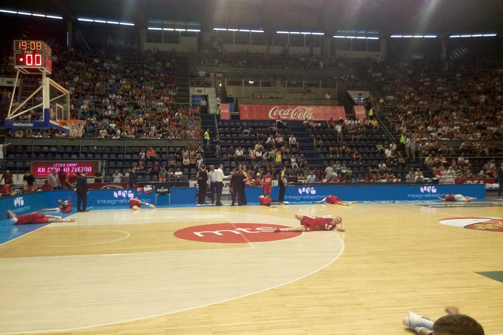 Najsimpatičnija moguća gošća u Pioniru! Delije su oduševljene, a jedan igrač je zbog nje dobio orkanski vetar u leđa! (FOTO)