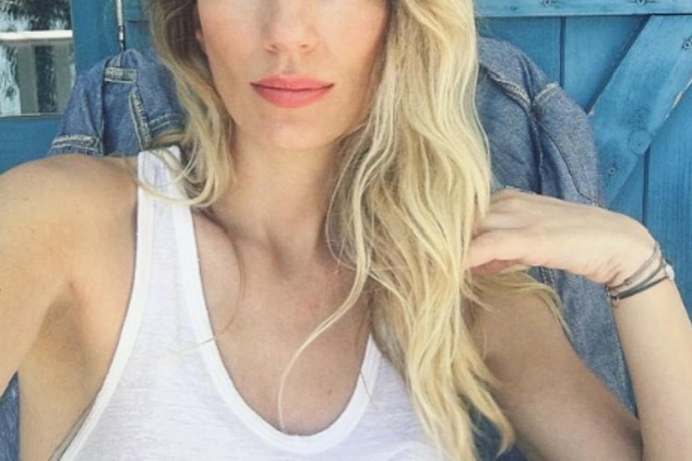 DA LI JE OVO NAJZGODNIJA PEVAČICA NA ESTRADI?! Ušla u petu deceniju, a i dalje joj svi zavide KAKVO TELO IMA (FOTO)