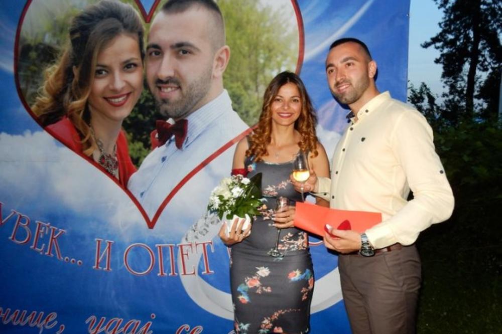 JELENA I MARKO SU ŠETALI OPUŠTENO, a onda se desila NAJČAROBNIJA prosidba koju Leskovac pamti! (FOTO) (VIDEO)
