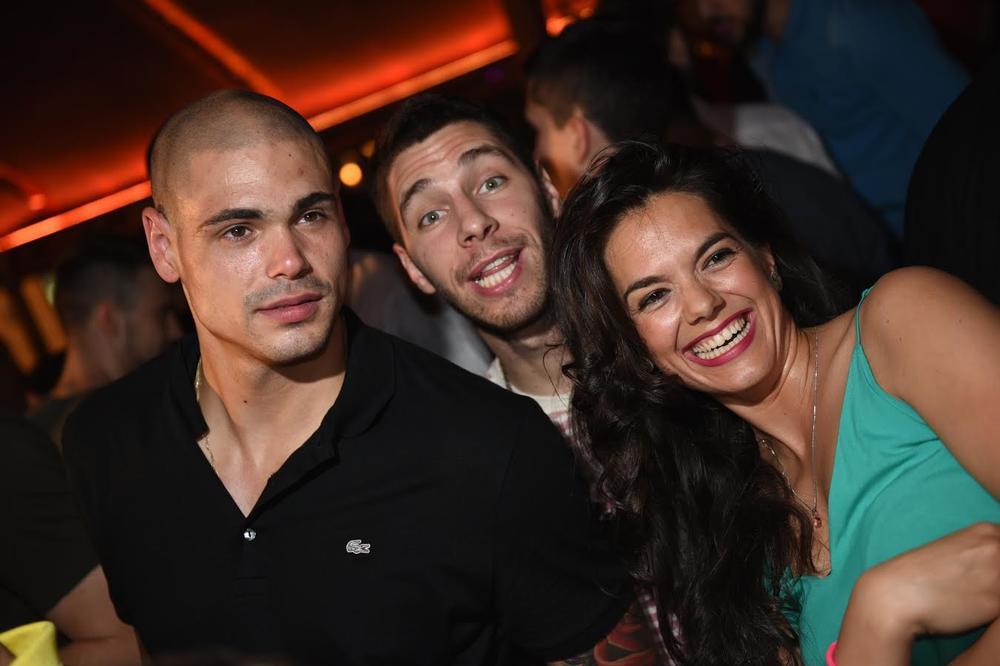 POTOPIĆEMO OVAJ SPLAV! Košarkaši Zvezde burno slavili titulu, atmosfera nikad vrelija, sve je prštalo! (FOTO)