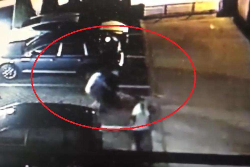 HOROR SNIMAK IZ SRBIJE: Pas krvnički napada ljude i manjeg psa na parkingu, VLASNIK SAMO POSMATRA! (VIDEO)