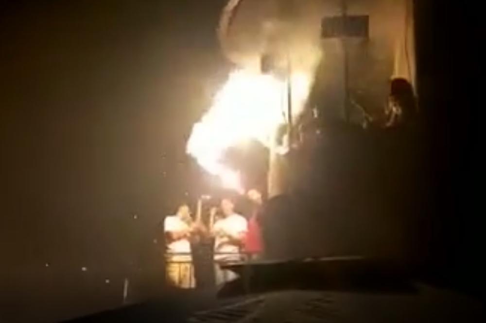 Dejo Radonjić kao pravi ULTRAS! Crnogorac vitlao bakljom i raspalio uzavrele Delije! (VIDEO)