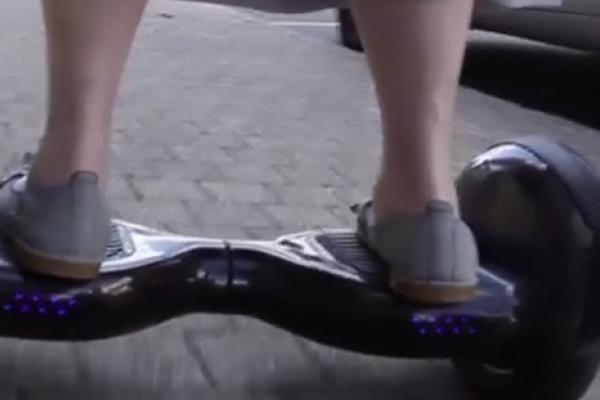 AKO STE MISLILI DA STE SVE VIDELI, VERUJTE DA NISTE! Ova opatica "zuji" na hoverbordu i uživa kao nikad u životu (VIDEO)