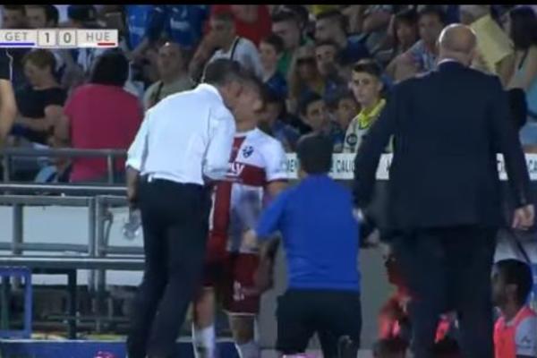 Pobunio se zbog izmene, a onda je od trenera dobio NABOD GLAVOM! (VIDEO)