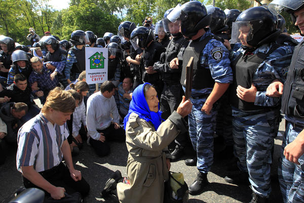 HAOS NA GEJ PARADI U KIJEVU: Ultranacionalisti organizovali kontramiting, policija reagovala (VIDEO)