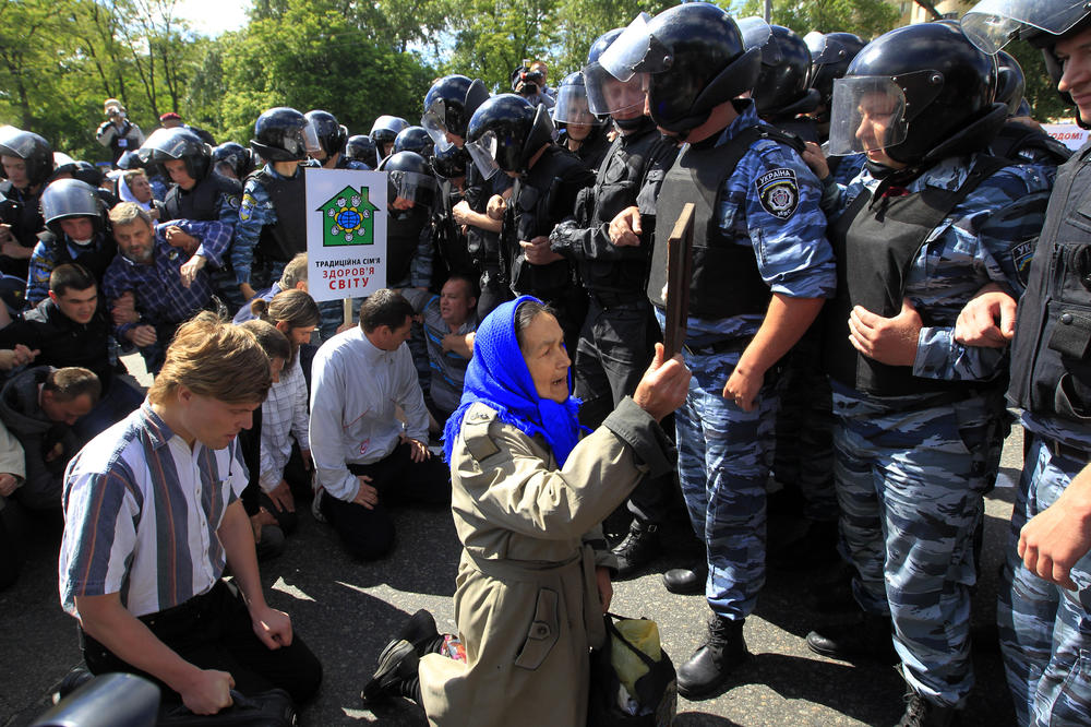 HAOS NA GEJ PARADI U KIJEVU: Ultranacionalisti organizovali kontramiting, policija reagovala (VIDEO)