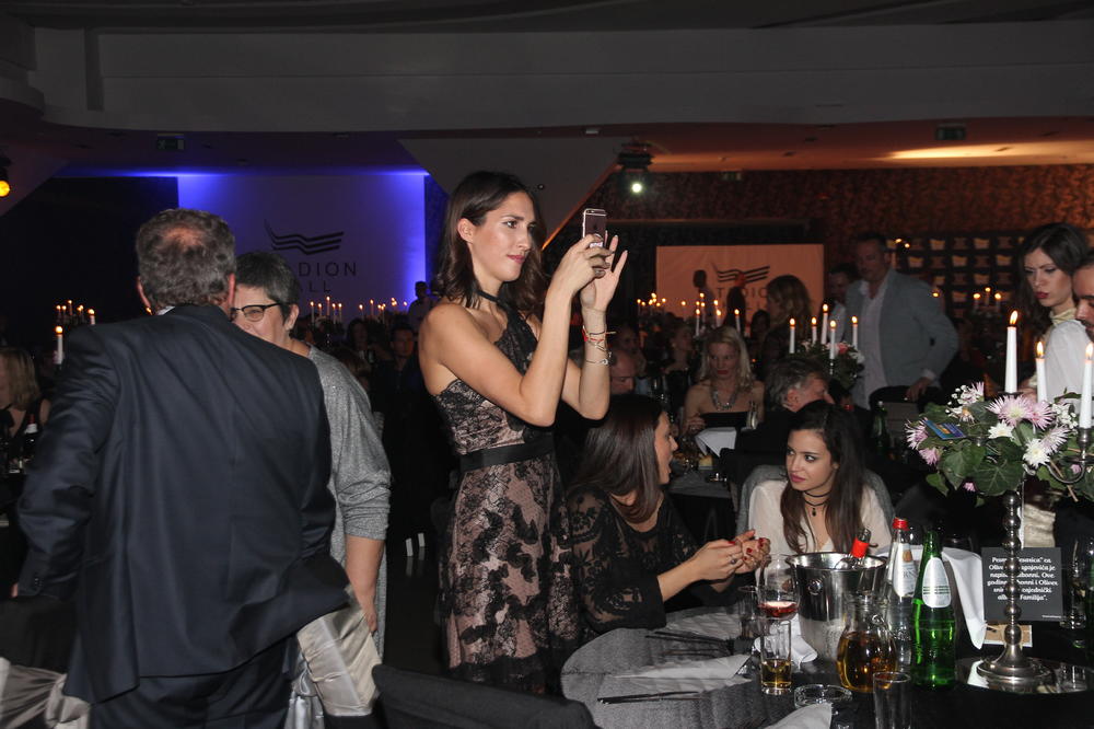 TEO MOMAČKO VEČE SLAVIO U LUKSUZNOJ VILI, a Jelisaveta objavila fotke koje joj mogu promeniti život! (FOTO)