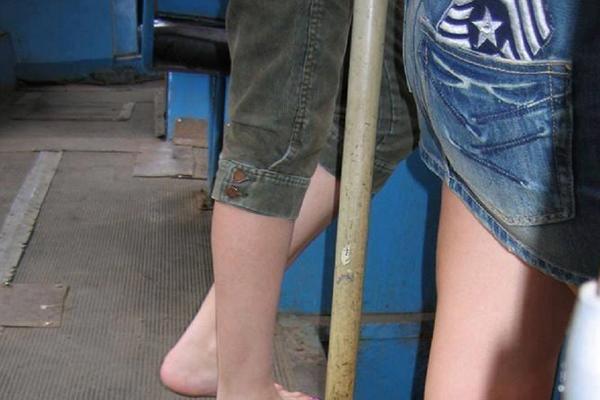 Ušle su u GSP bosih nogu! Putnici su ih gledali, a kada su podigle stopala, nastao je haos! (FOTO)