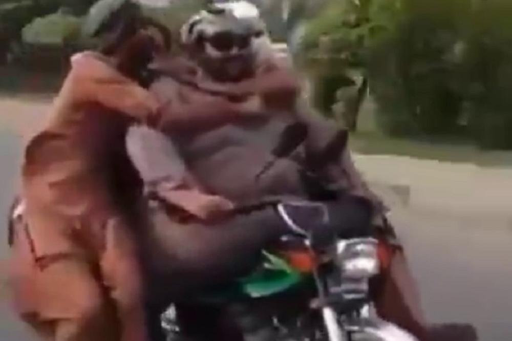 Jadan motor! Ne samo što ga vozi Džaba Hat, već su se još trojica okačila na njega (VIDEO)