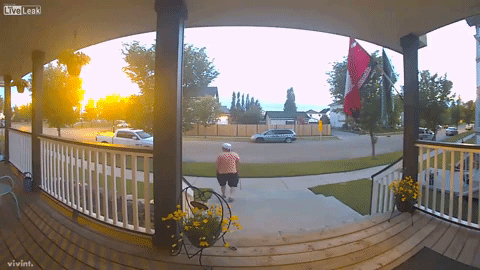 Izašao na trem, pa pobegao kao oparen! Ne jure ga ni plaćene ubice, ni poreznici, već neko još neprijatniji (VIDEO)