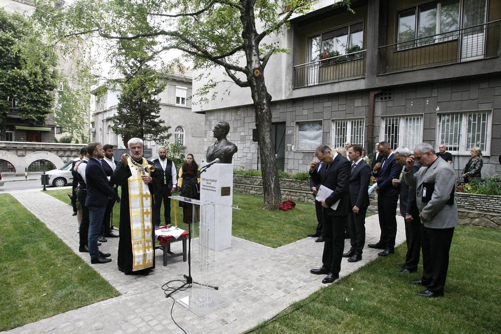 KAKVA BRUKA! Srpskoj legendi pogrešili ime na spomeniku, a potom ga i pogrešnog OSVEŠTALI! (FOTO)