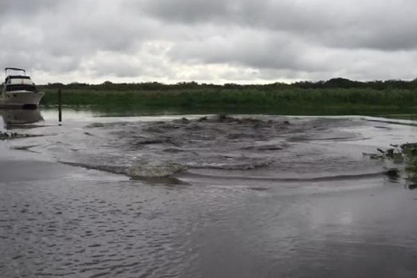 VIŠE NIKAD NEĆEMO PLIVATI U OVOM JEZERU: Ono što su videli u njemu ispunilo ih je užasom! (VIDEO)
