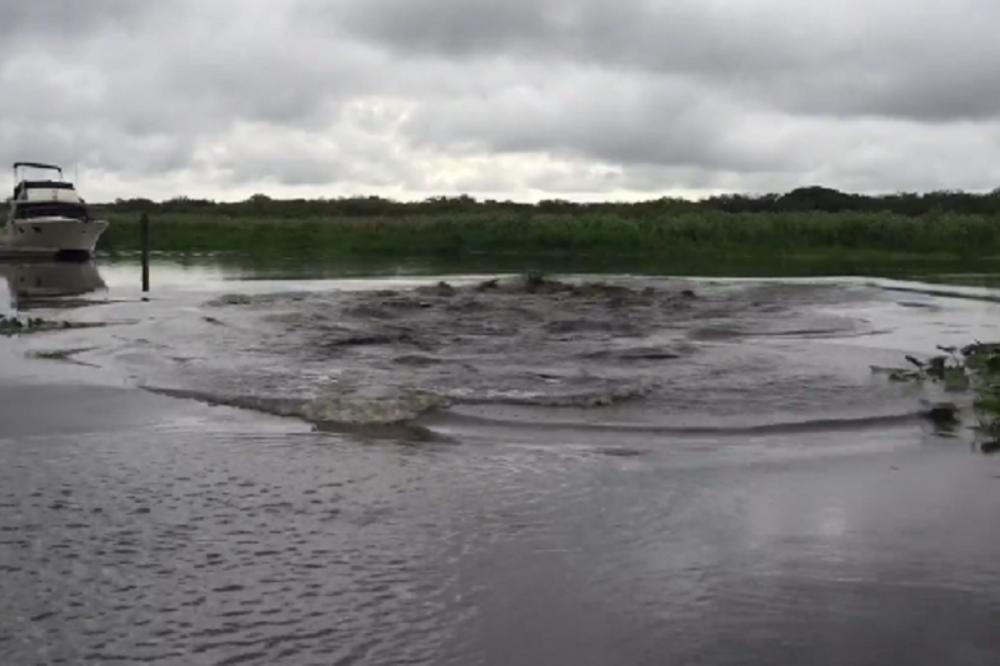 VIŠE NIKAD NEĆEMO PLIVATI U OVOM JEZERU: Ono što su videli u njemu ispunilo ih je užasom! (VIDEO)