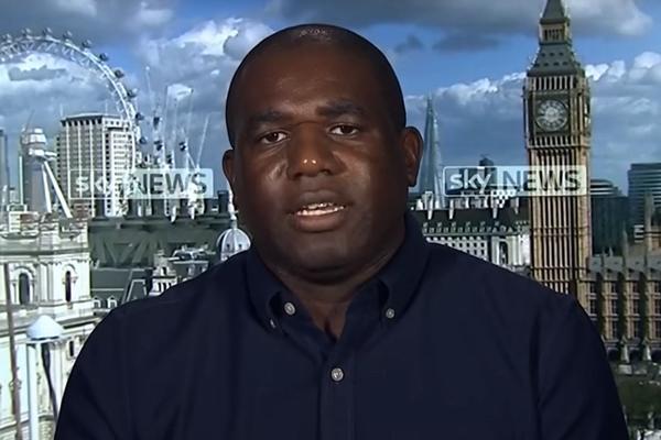 BRITANSKI POSLANIK TVRDI: Požar u londonskom tornju podmetnut, vlada krije istinu od ljudi! (VIDEO)