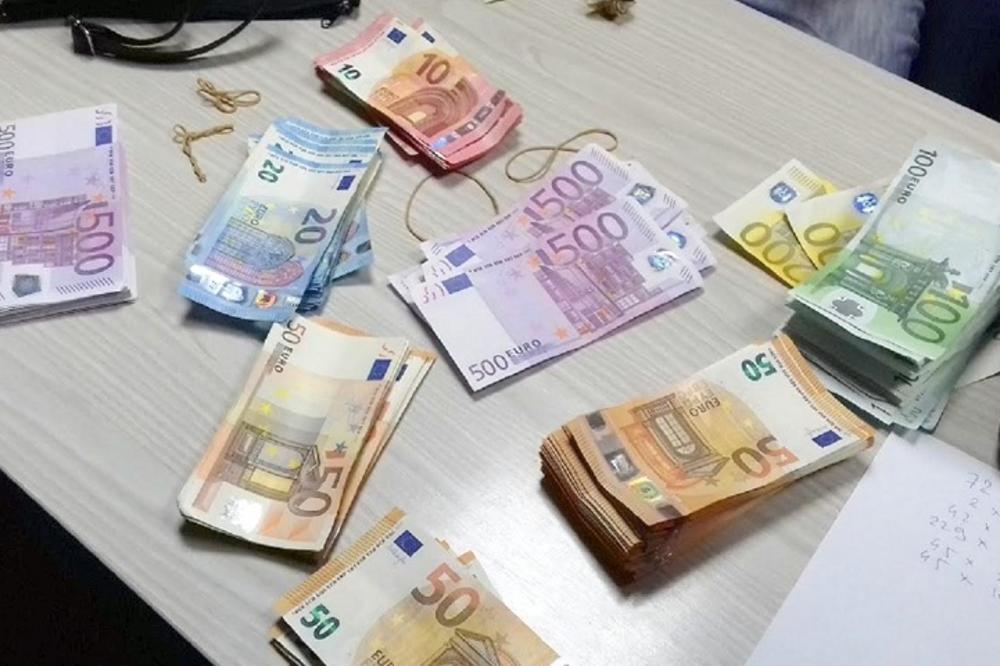 CARINICI SU ZAVIRILI U DONJI VEŠ TURSKOG PARA: Tamo su pronašli 53.000 evra! (FOTO)