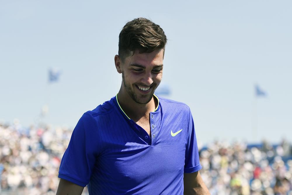 IZGUBIO SVE SPONZORE, PA IGRAO U MAJICI OD 600 DINDŽI! Grk pobedio u prvom kolu i pokazao da i dalje vredi...