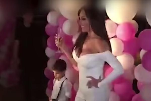 Svi DO SADA NEVIĐENI DETALJI Cecine rođendanske žurke! Nešto ste uočili, ali ovo vam je promaklo! (VIDEO)