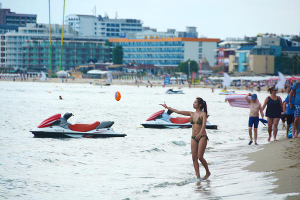 RUČAK ZA 600 DINARA, PIVO U KAFIĆU 180: Ovo letovalište Srbi retko posećuju, a CENE SMEŠTAJA SMEŠNE!