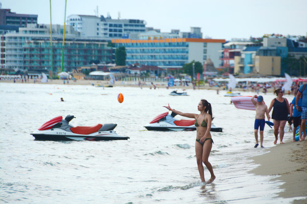 RUČAK ZA 600 DINARA, PIVO U KAFIĆU 180: Ovo letovalište Srbi retko posećuju, a CENE SMEŠTAJA SMEŠNE!