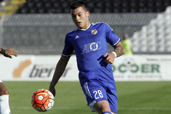 NIŠTA OD EKSCENTRIČNOG MOMKA! Zvezda nastavlja potragu za pojačanjem! (FOTO)