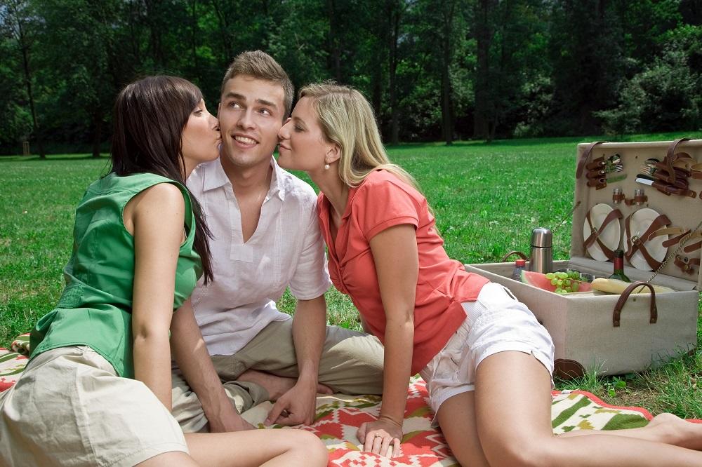 SVAKO IH MORA IMATI BAR 3: U ovom gradu je sramota ako imate samo jednu devojku! (VIDEO)