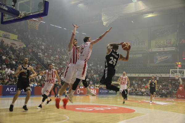 Nikada veća distanca između Crvene zvezde i Partizana! (FOTO)
