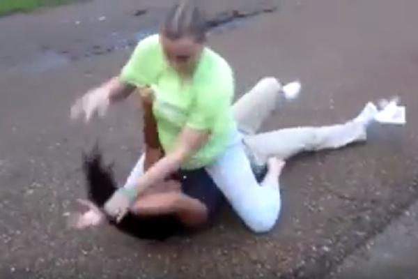 OVO JE NAJBRUTALNIJA TUČA DVE DEVOJKE IKADA ZABELEŽENA NA VIDEU (VIDEO)