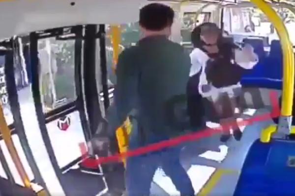 ISPREBIJAO JE USRED AUTOBUSA JER JE NOSILA ŠORTS! Jeziva scena zaprepastila je sve putnike! (VIDEO)