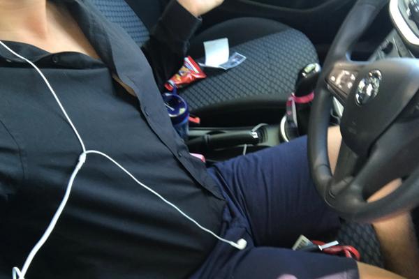 Kući ga poslali zbog bermuda, a ON se vratio OVAKO: Britanac zeznuo šefove za sve pare, ali to nije sve! (FOTO)