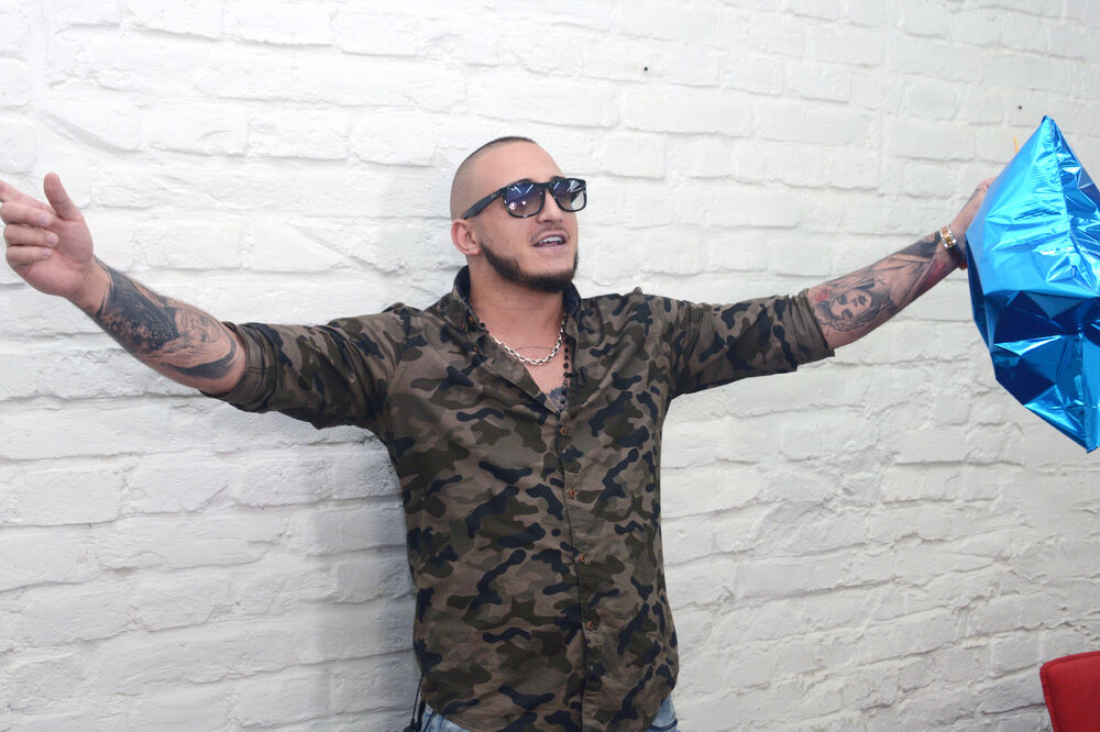 AHA, UHVAĆENI! Isplivala fotka iz PRIVATNE ARHIVE, sada je sigurno, Vuk Mob i Tijana Em su u VEZI!