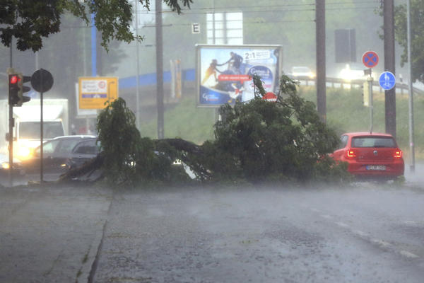 JAKO NEVREME POKOSLILO NEMAČKU: Oluja čupala drvće, formirao se tornado, najmanje jedna osoba poginula! (FOTO)