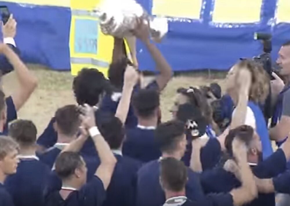 Slavlje fudbalera Parme sa peharom Serije B  