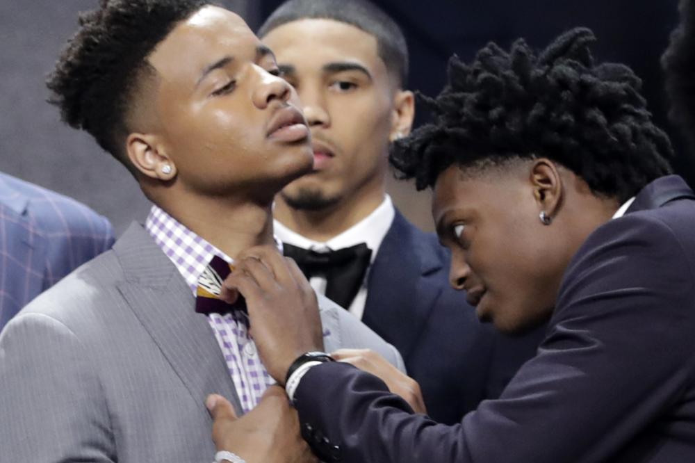 RETRO STIL! Svi pričaju o tome kako se prvi pik na NBA draftu obukao... A tek da mu vidite cipele! (FOTO)