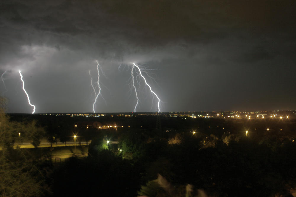 Imate planove za večeras? Pazite, stižu padavine, grad, oluja!