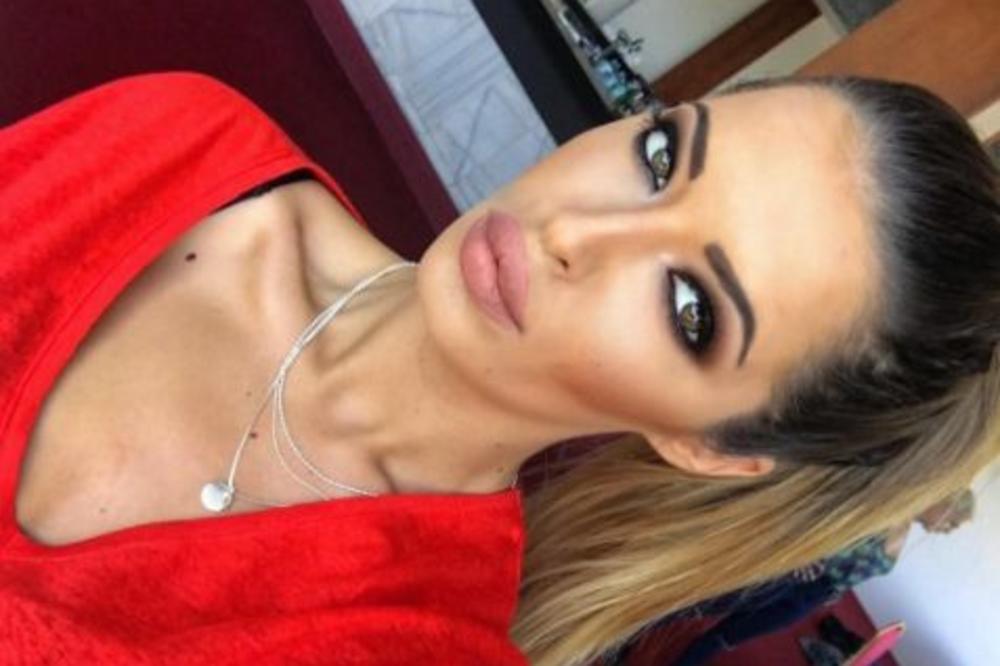 POSTOJI LI DUBLJI DEKOLTE OD OVOGA? Veljkova bivša u kupaćem kostimu otkrila da ima NEVEROVATNE GRUDI! (FOTO)