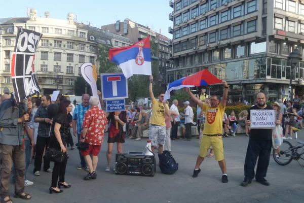 DOK SE VUČIĆ KRUNIŠE, ODRŽAN PROTEST PROTIV DIKTATURE! "Nećemo lažnog CARA"! (FOTO) (VIDEO)
