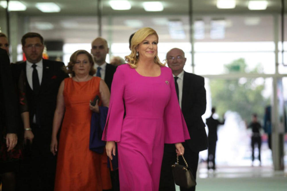 MAHNITA KAO TASMANIJSKI ĐAVO, RUŠI SVE PRED SOBOM: Kolindi rapidno pada rejting, opsednuta DIKTATORIMA!