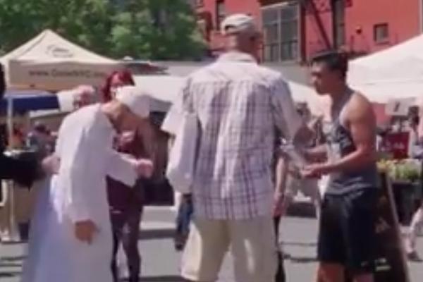 Grupa mladih ljudi NAPALA i VREĐALA MUSLIMANSKI PAR: Reakcije prolaznika će vas IZNENADITI! (VIDEO)