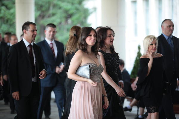 GLAVNA ATRAKCIJA NA VUČIĆEVOJ INAUGURACIJI: Njen dekolte je privukao najveću pažnju, a evo ko je u pitanju! (FOTO)