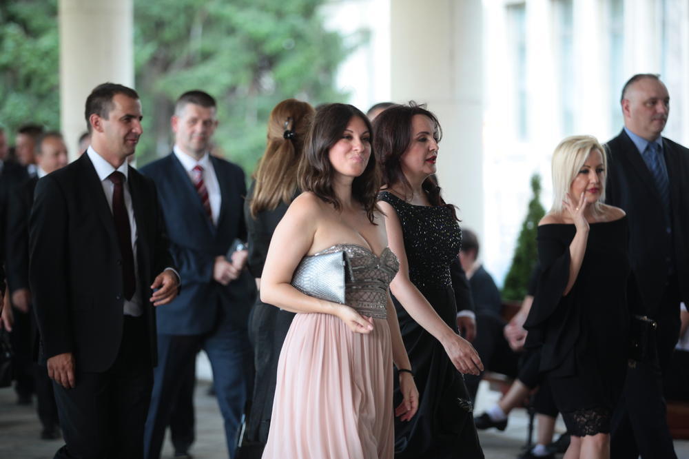 GLAVNA ATRAKCIJA NA VUČIĆEVOJ INAUGURACIJI: Njen dekolte je privukao najveću pažnju, a evo ko je u pitanju! (FOTO)