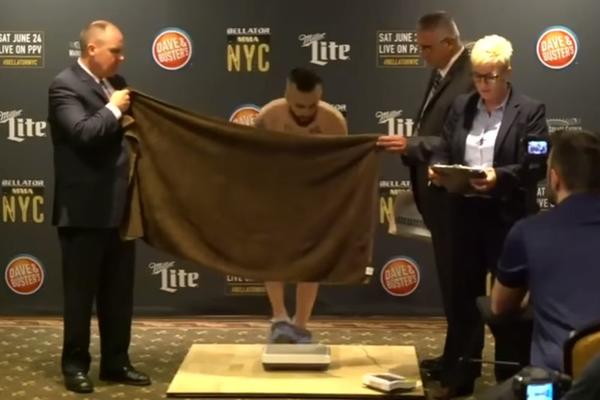 GLUPLJI POTEZ VARANJA NA MERENJU NISMO VIDELI: Ajde što je skinuo gaće, ali zar je stvarno mislio da će ovo da mu prođe?! (VIDEO)