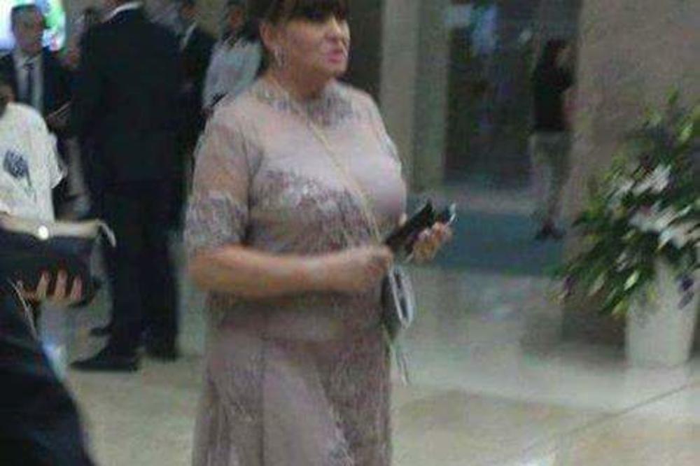 MACURA NA INAUGURACIJI U PROVIDNOJ HALJINI! Donji veš crvene boje - da sluti na radost!? (FOTO)