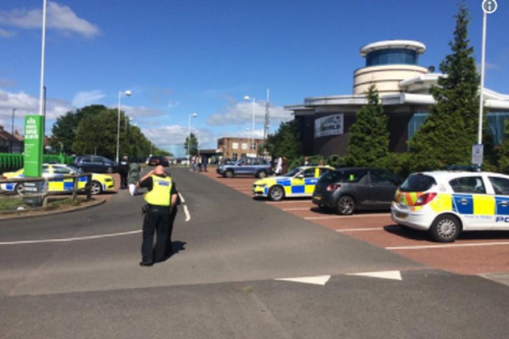 AUTOM SE ZALETEO U MASU KOJA SE MOLI: Pokosio gomilu muslimana, jezive scene po ulicama! (VIDEO)