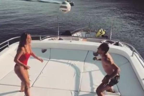 Ono kada ti supruga izgleda kao milioni dolara i pored toga pika fudbal poprilično dobro! (VIDEO)