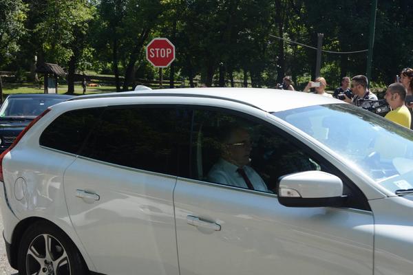 PLATIĆEŠ MI KOLA! Teo bežao od novinara, pa se skucao u drugov automobil! (FOTO)