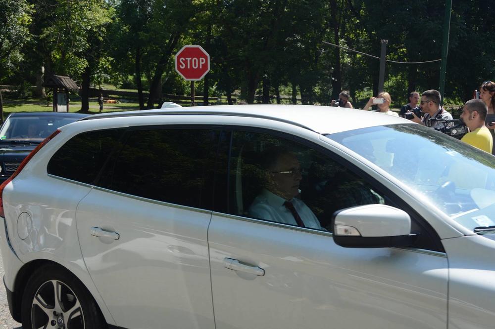 PLATIĆEŠ MI KOLA! Teo bežao od novinara, pa se skucao u drugov automobil! (FOTO)