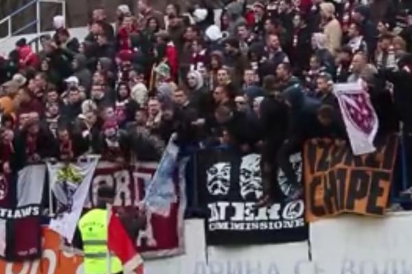 SAM NA CELU TRIBINU! Veliki incident u Zvorniku, da li je ovo najluđi balkanski huligan! (VIDEO)