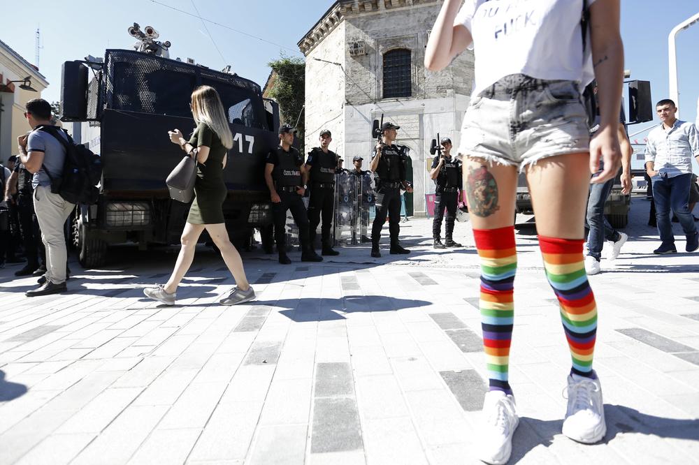 Horor na ulicama Turske: GUMENIM MECIMA i SUZAVCEM NA PARADU PONOSA! (FOTO) (VIDEO)