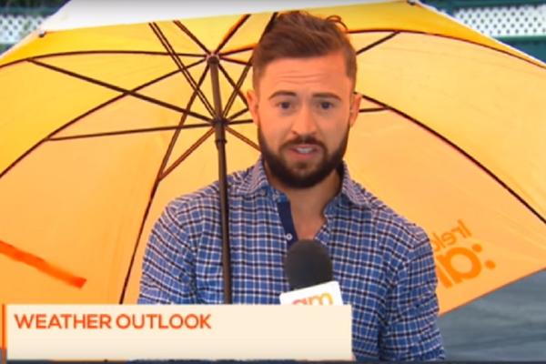 PUKLI OD SMEHA: Reportera vremenske prognoze oduvao vetar! (VIDEO)