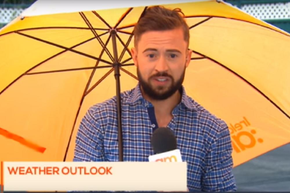 PUKLI OD SMEHA: Reportera vremenske prognoze oduvao vetar! (VIDEO)